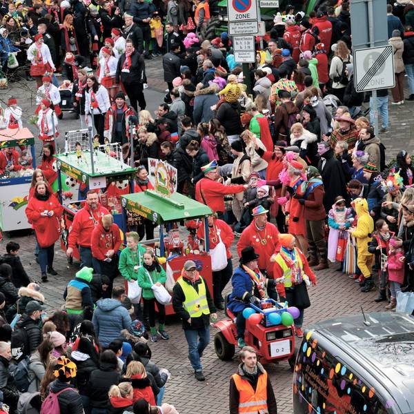 Bunte Teilnehmer im Wiesdorfer Zug