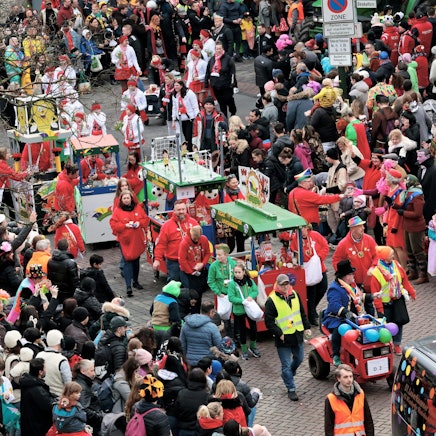Bunte Teilnehmer im Wiesdorfer Zug