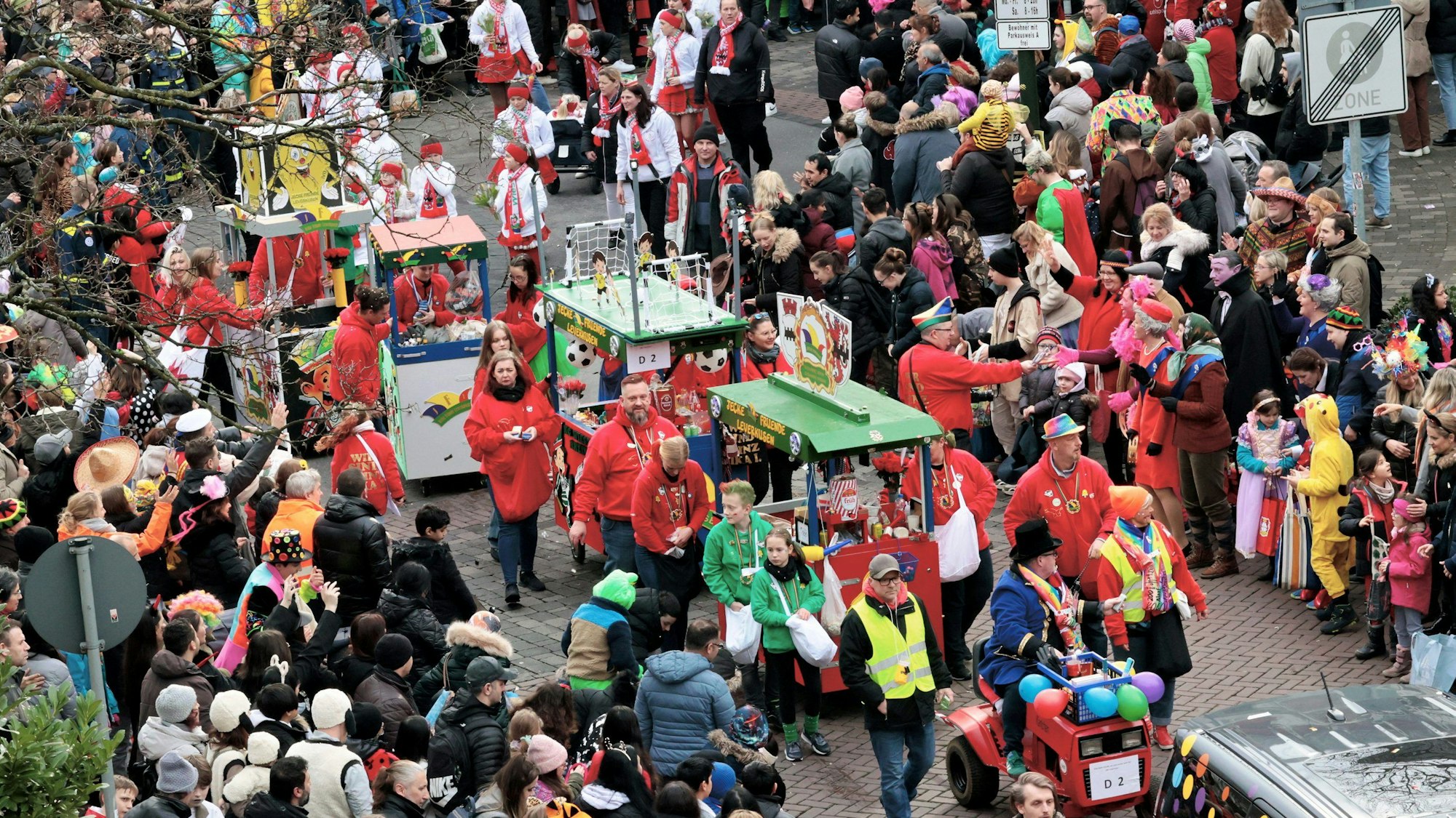 Bunte Teilnehmer im Wiesdorfer Zug