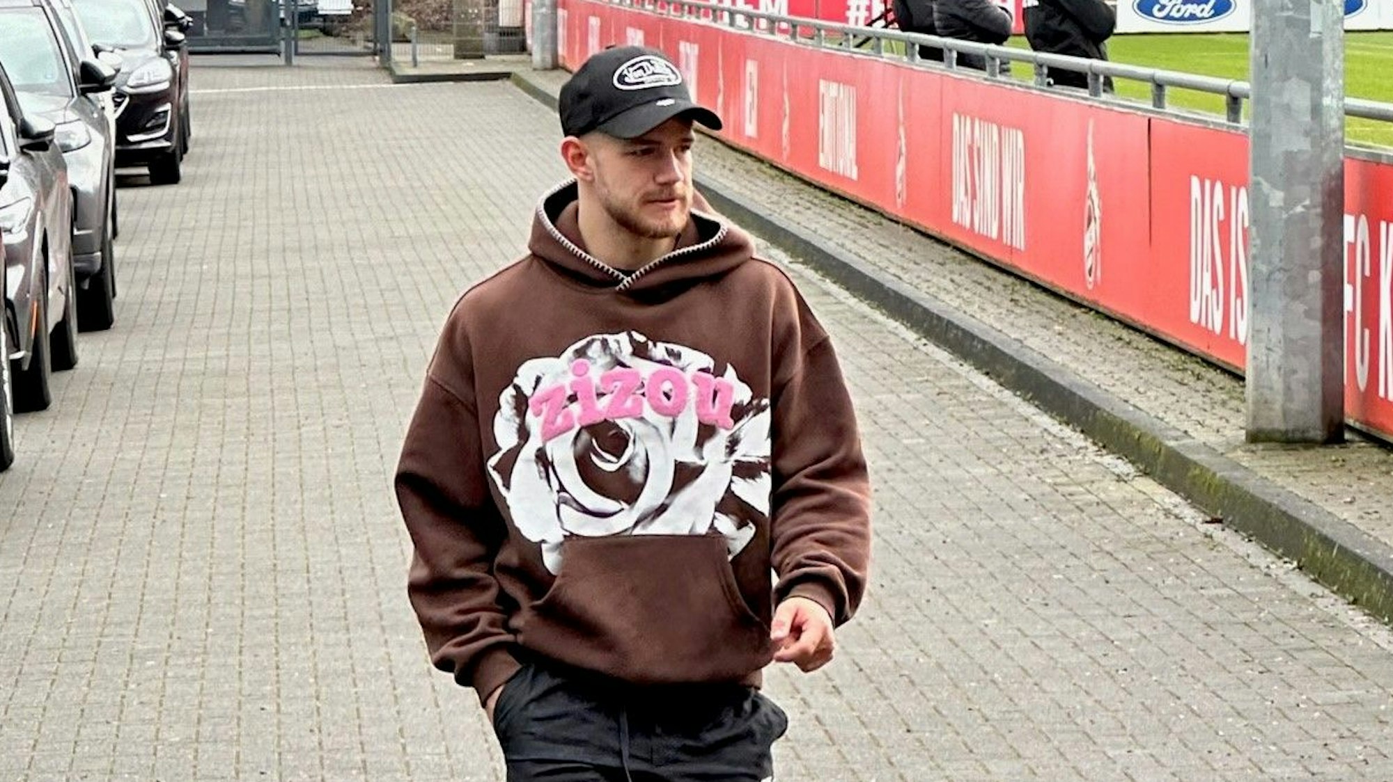 FC-Angreifer Jan Thielmann in Zivil am Trainingsgelände des 1. FC Köln: Der Angreifer des 1. FC Köln hat sich beim Spiel in Stuttgart erneut eine Muskelverletzung zugezogen.