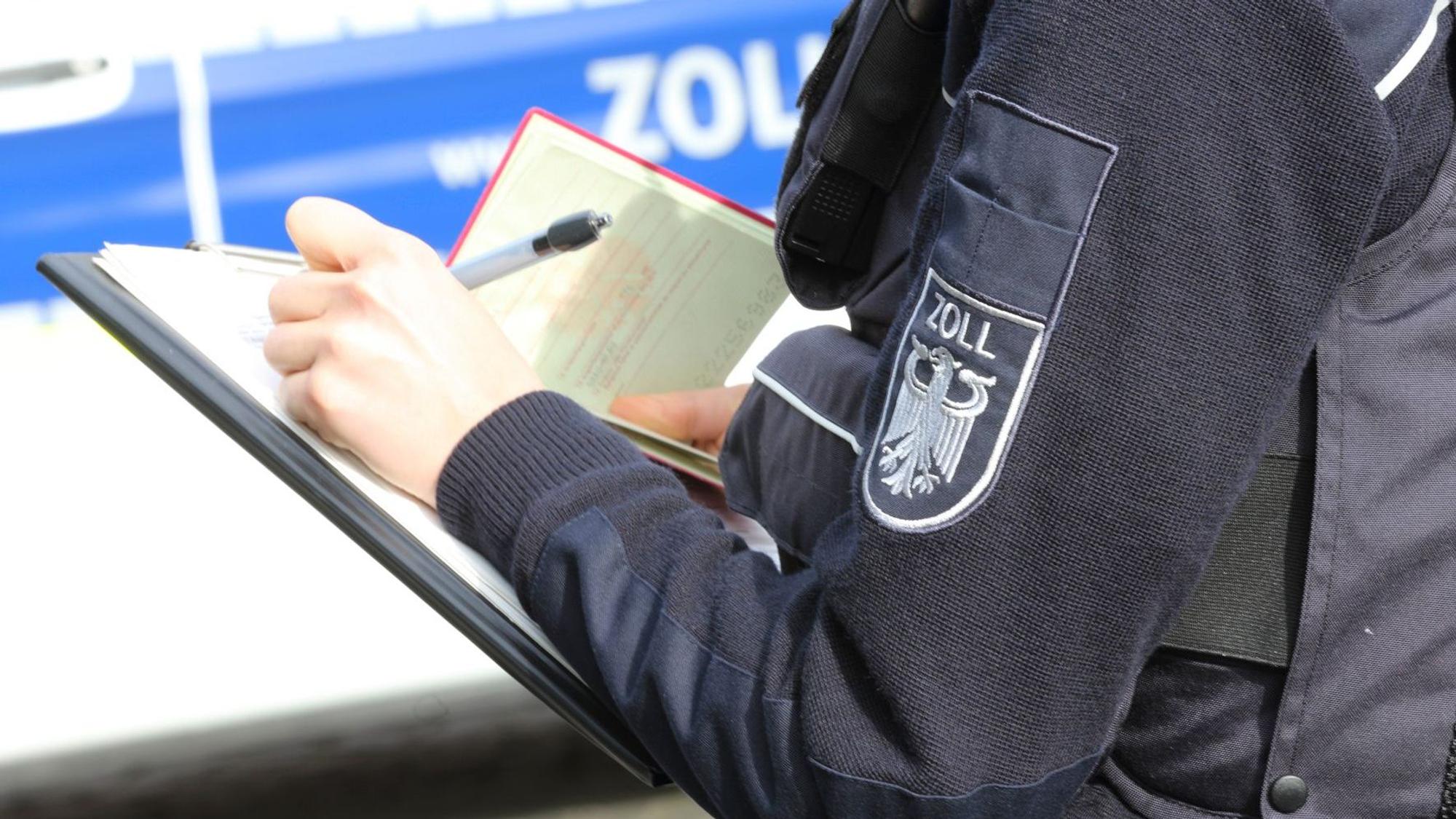 Eine Zollbeamtin schreibt etwas in ihr Notizheft
