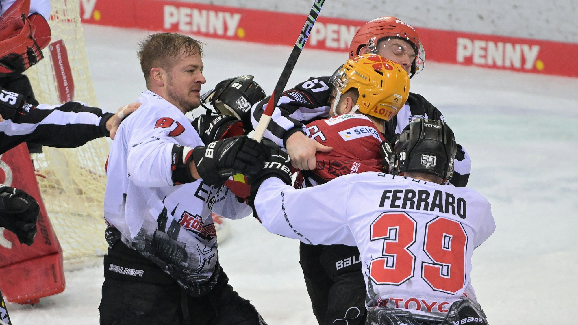 Moritz Müller, Kapitän der Kölner Haie, liefert sich einen Faustkampf mit Christian Wejse von den Fischtown Pinguins.