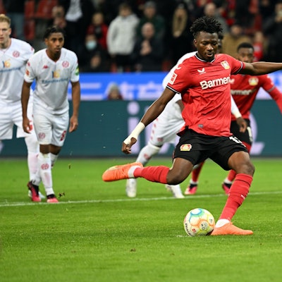 Edmond Tapsoba vergibt den siebten Leverkusener Elfmeter in den letzten acht Versuchen.