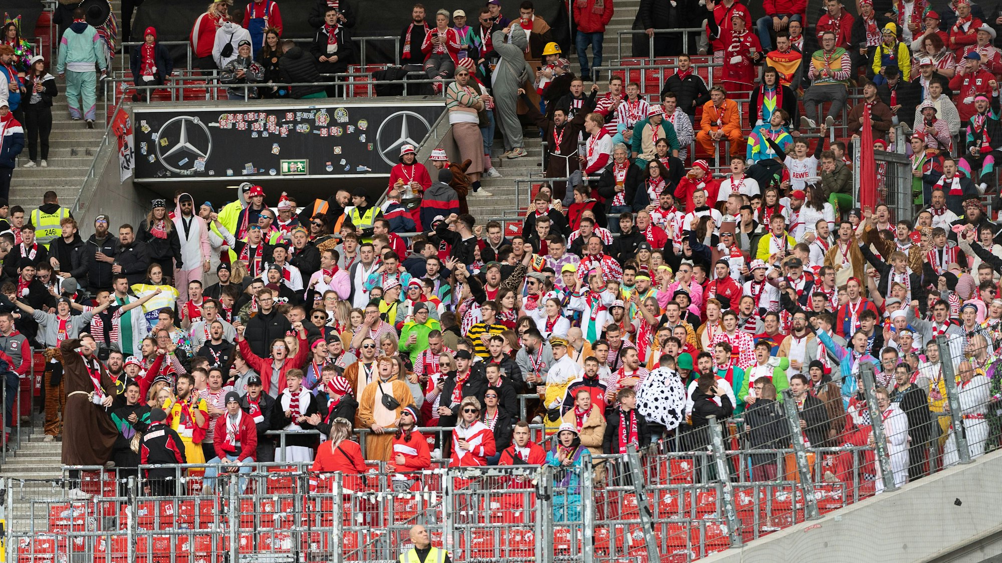 Der Kölner Fanblock am Samstag beim Spiel gegen den VfB Stuttgart in der Mercedes-Benz-Arena. Viele Fans sind verkleidet, auf der Rückfahrt tranken die Kölner das Bordbistro des ICE leer.