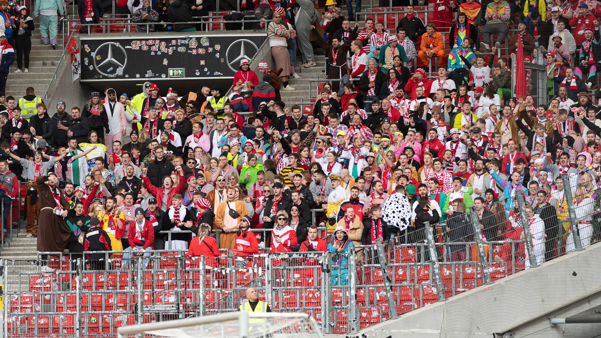Fans des 1. FC Köln beim Spiel gegen den VfB Stuttgart. Im Stuttgarter Stadion blieben zahlreiche Plätze leer, auch weil einige Busse aus Köln wegen einer Polizeikontrolle wieder umdrehten.