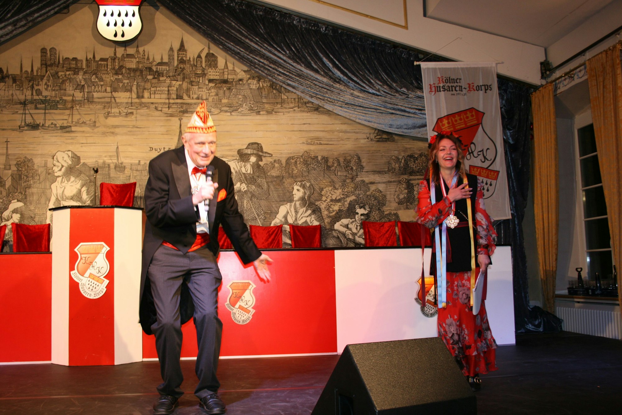 Wolfgang Fey steht mit Svitlana Tereshhenko auf der Bühne der Wolkenburg.