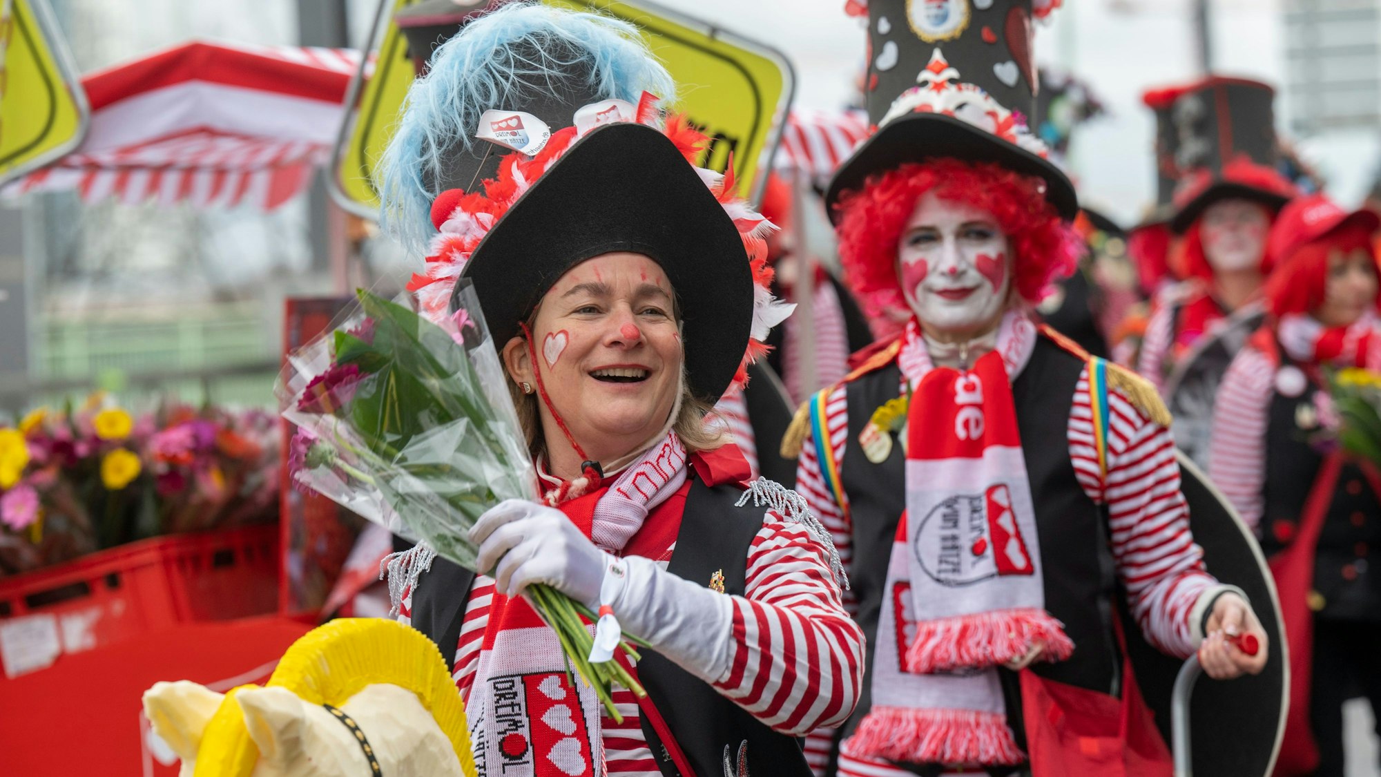 Verkleidete Menschen ziehen durch die Straßen.