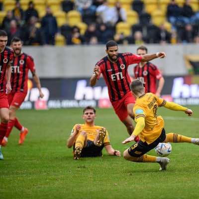 Dresdens Dennis Borkowski trifft zum 1:1, die Viktoria-Verteidiger können das Gegentor nicht verhindern.