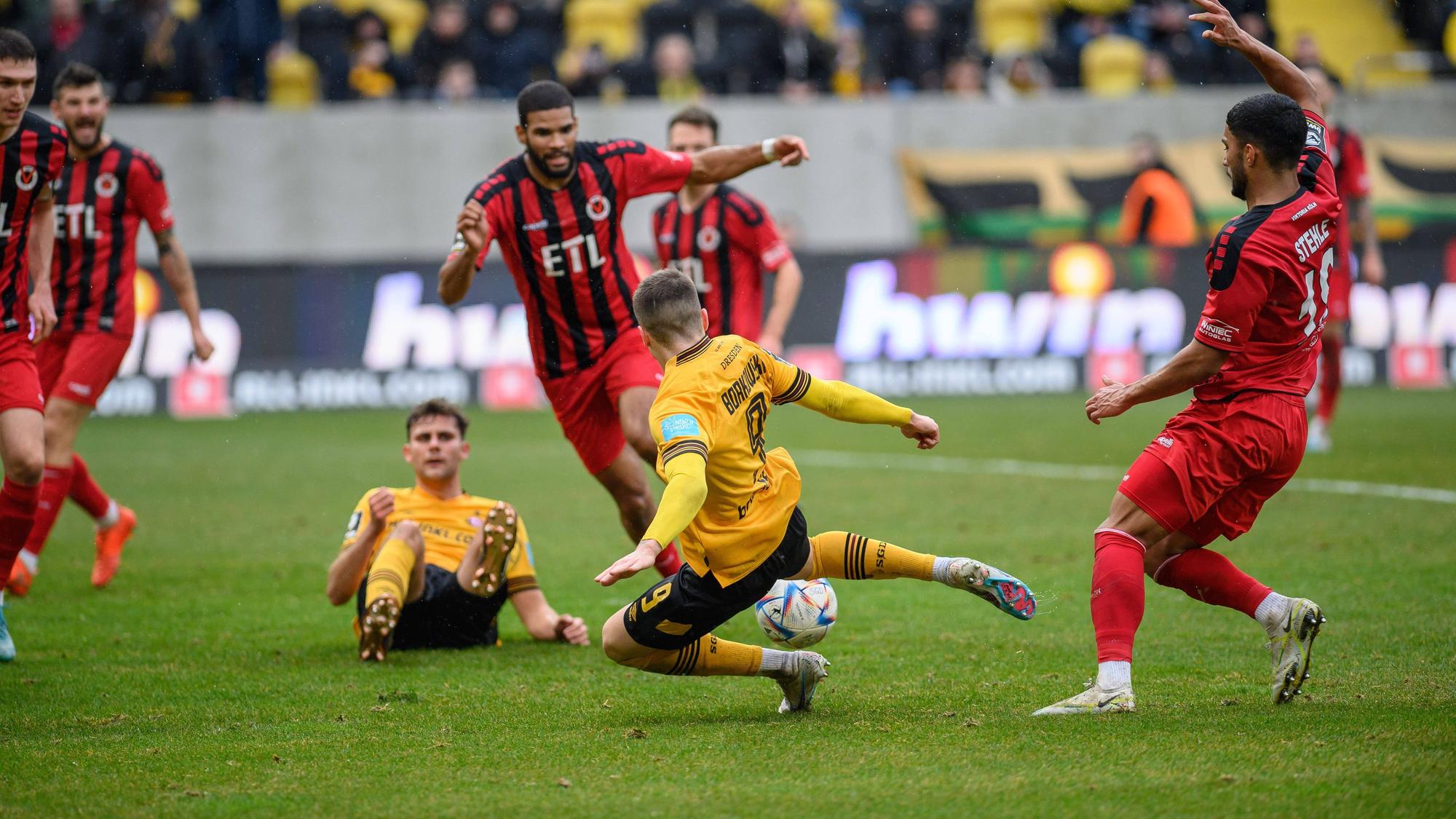 Dresdens Dennis Borkowski trifft zum 1:1, die Viktoria-Verteidiger können das Gegentor nicht verhindern.