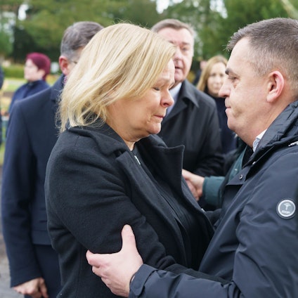 Nancy Faeser (SPD), Bundesinnenministerin, spricht auf dem Hanauer Hauptfriedhof mit Armin Kurtovic (r.), dem Vater eines der Opfer.