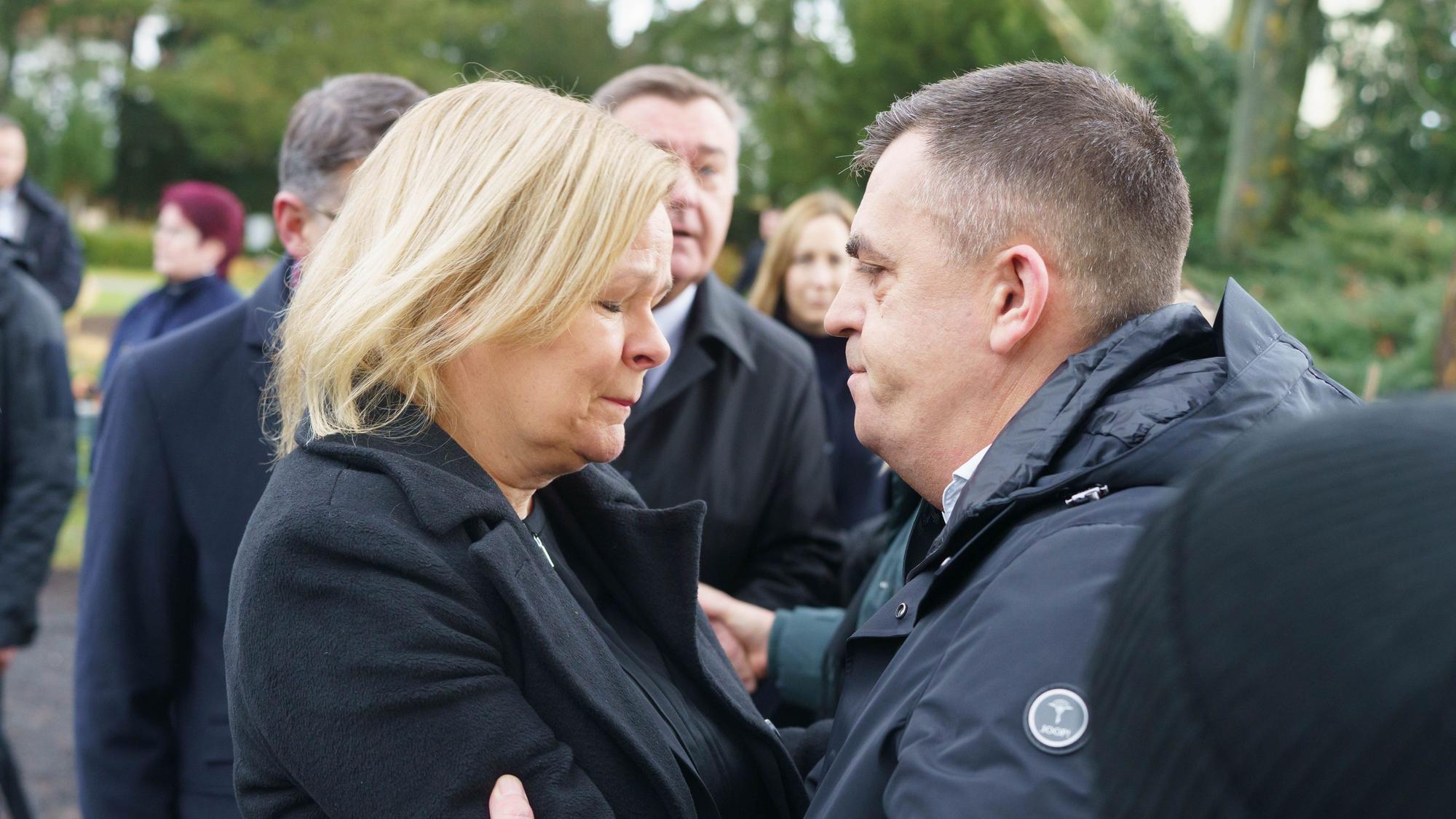 Nancy Faeser (SPD), Bundesinnenministerin, spricht auf dem Hanauer Hauptfriedhof mit Armin Kurtovic (r.), dem Vater eines der Opfer.