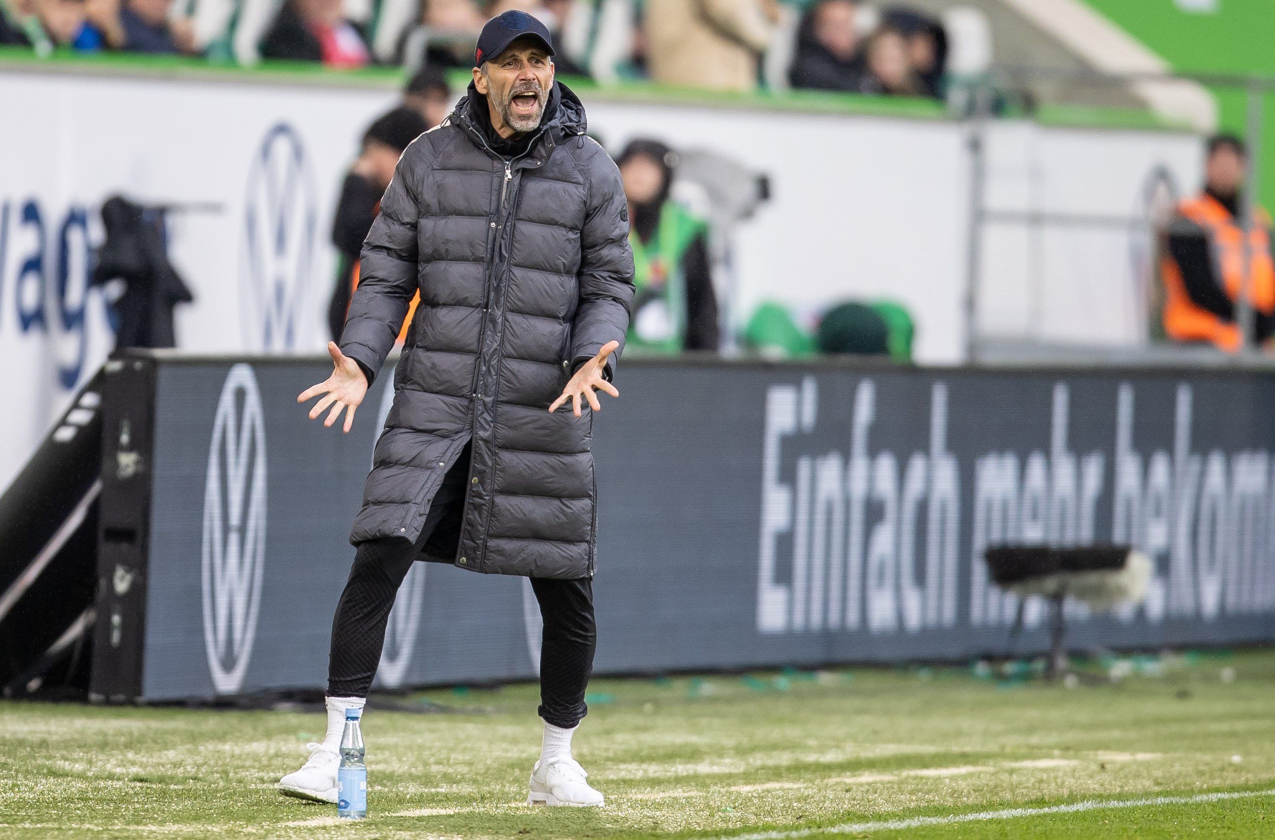 Trainer Marco Rose von RB Leipzig steht gestikulierend am Spielfeldrand.