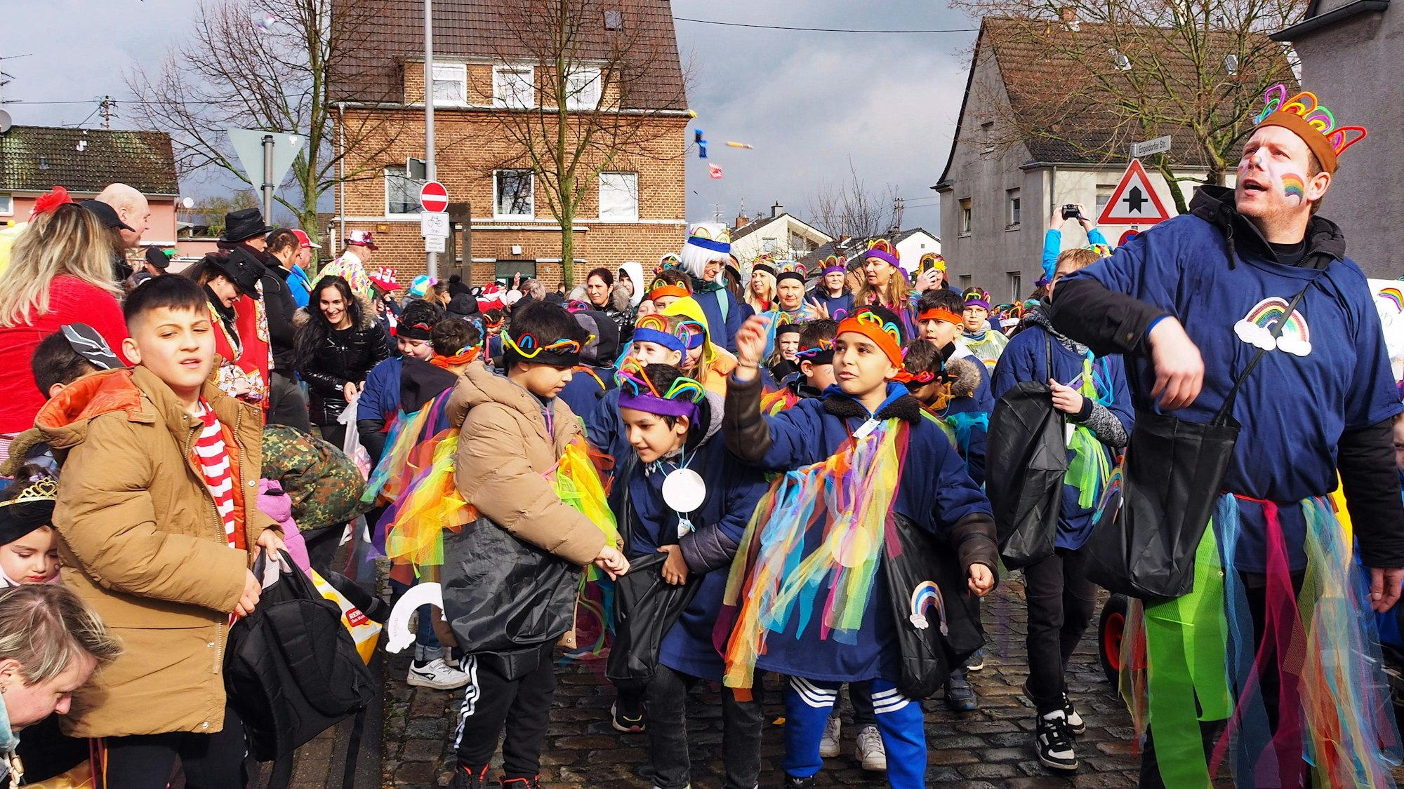 Der Zug zieht durch Meschenich, Süßigkeiten fliegen durch die Luft.