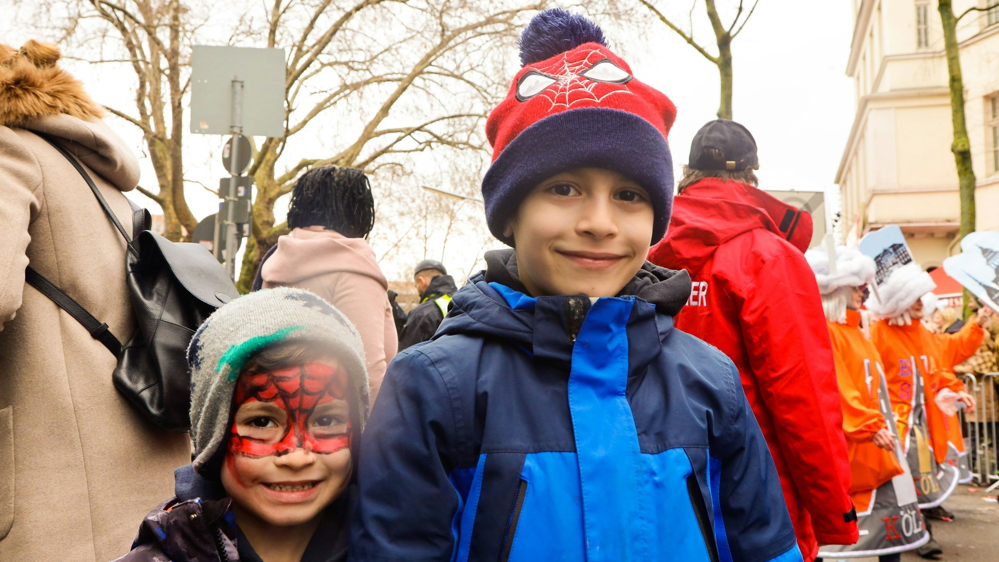 Zwei Jungs mit Spiderman-Kostümen