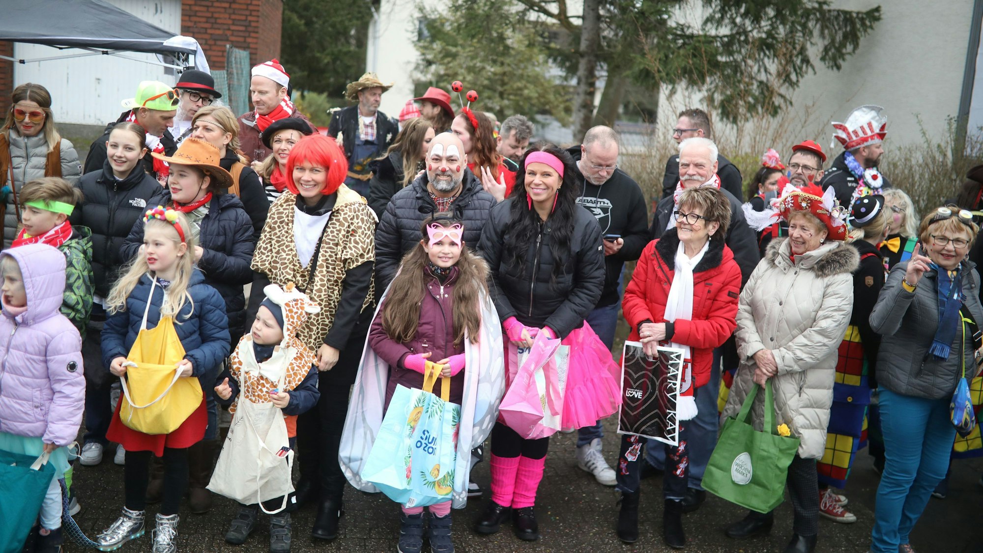 Warten auf den Zoch vor dem Haus der Familie Schmitz.