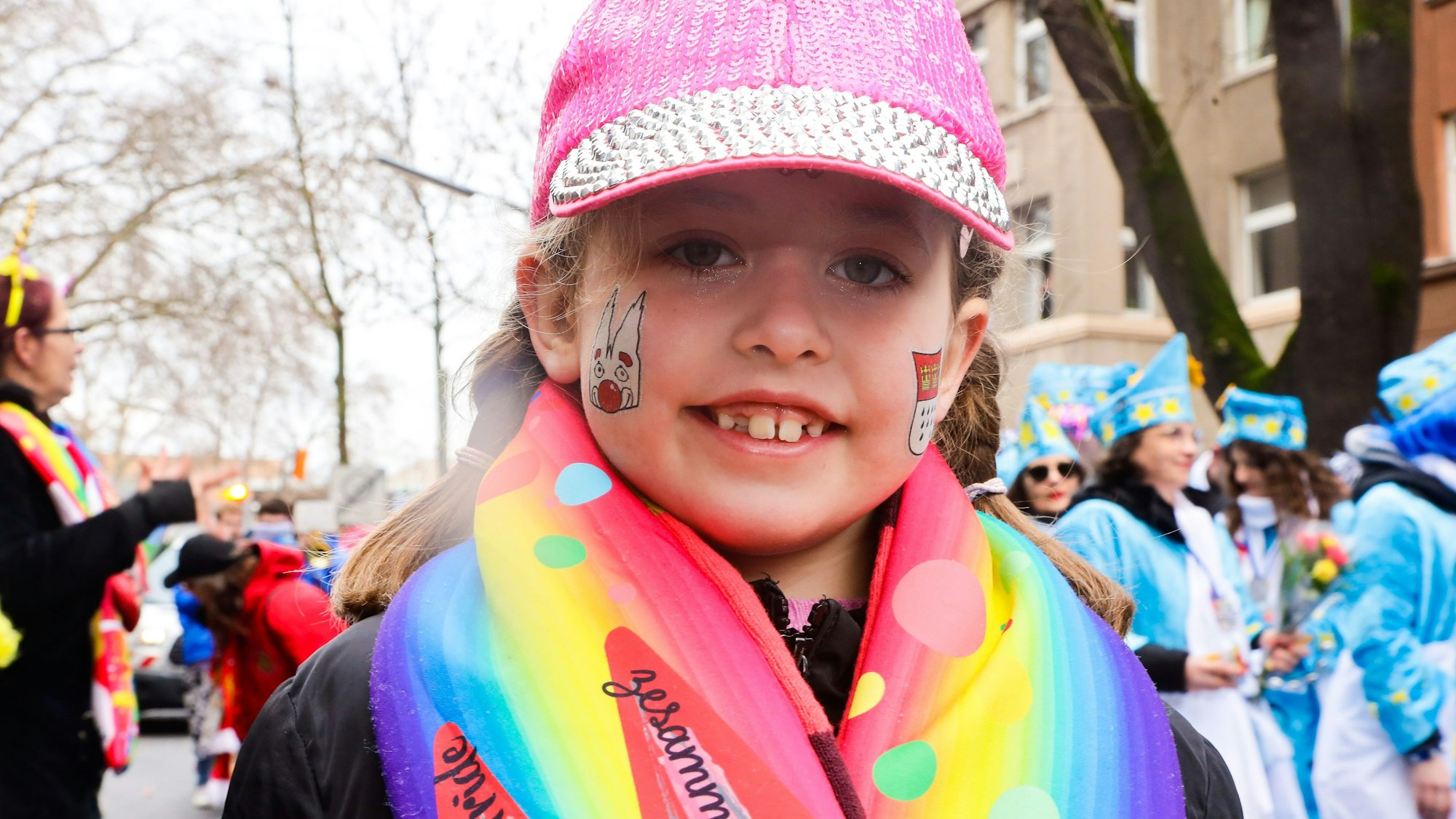 Ein Mädchen mit Kappe und buntem Schal