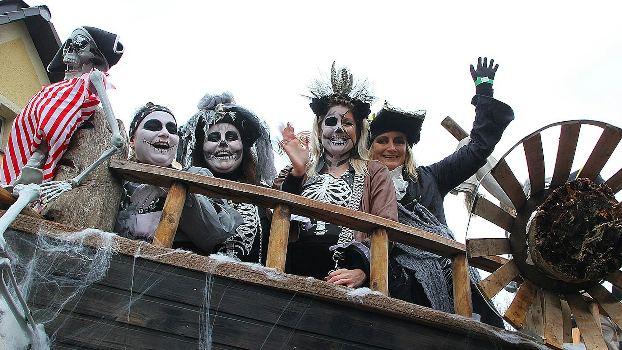 Absoluter Hingucker im Dahlemer Zoch - und in komplett friedlicher Mission: Die Karavelle der Kylltalnarren, die als Piraten und Untote dabei waren.