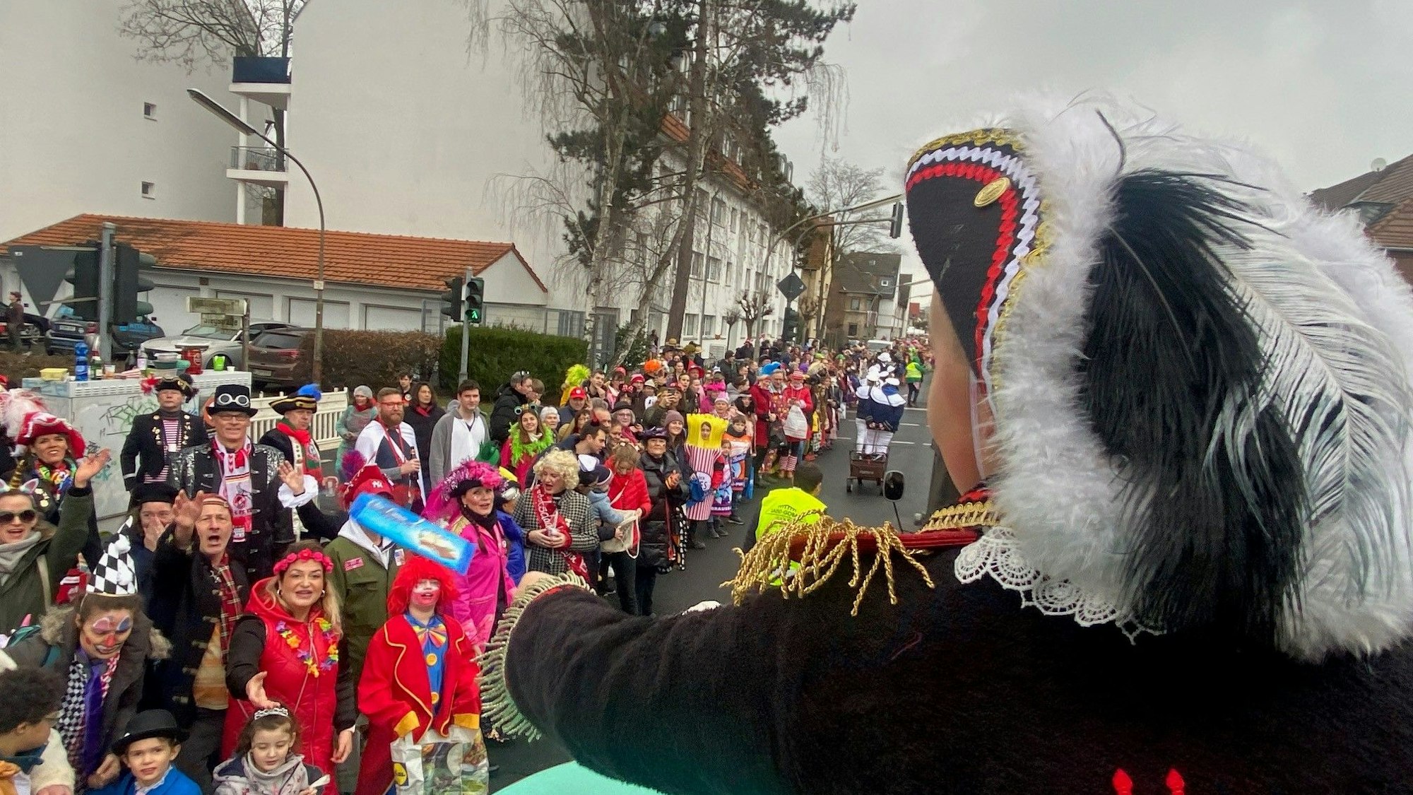 Eine Tafel Schokolade fliegt zu den Jecken.