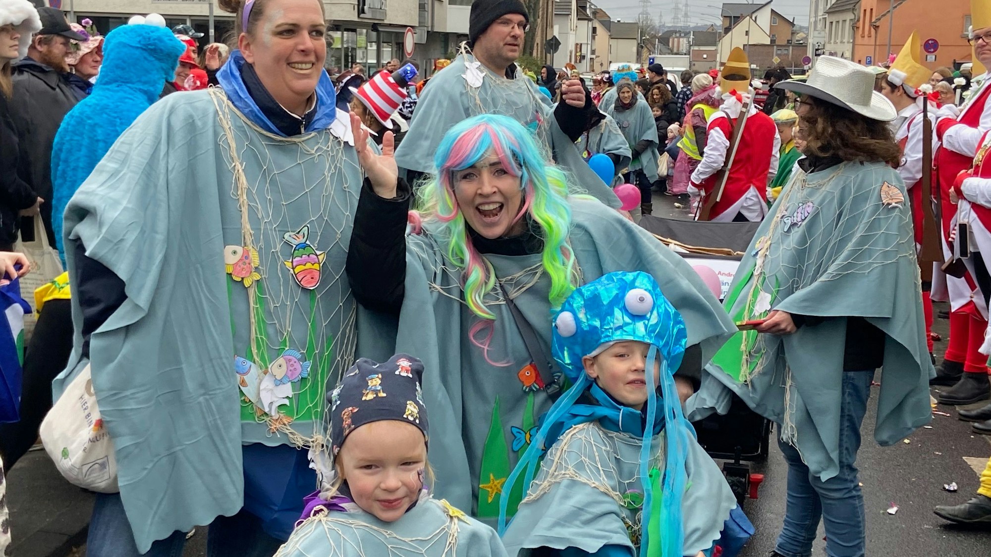 Erwachsene und Kinder in blau schimmernden Unterwasser-Kostümen beim Wesselinger Kinderzug.