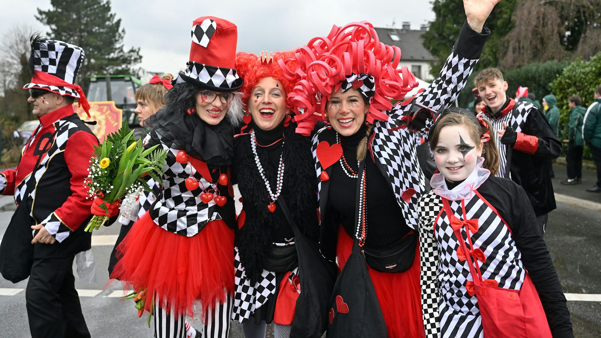 Bunt verkleidete Menschen auf dem Zug in Forsbach.