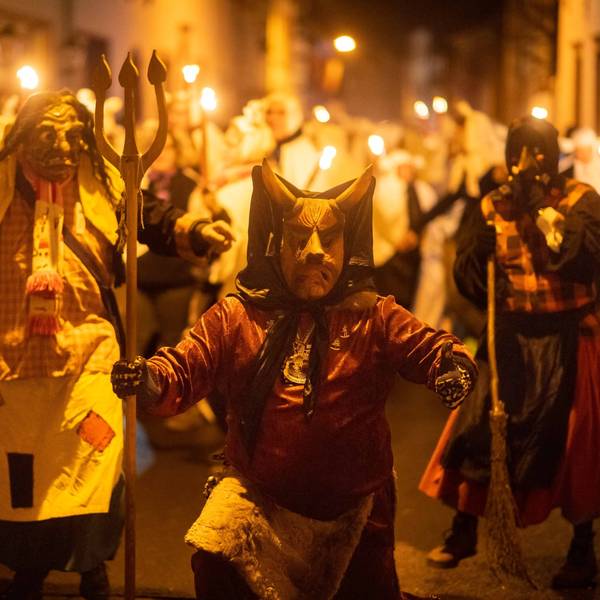 Teufel und Hexen vorneweg: Die Traditionsfiguren gehören auch zum Geisterzug. Ihnen folgen Hunderte Geister, um in Blankenheim den Winter auszutreiben.