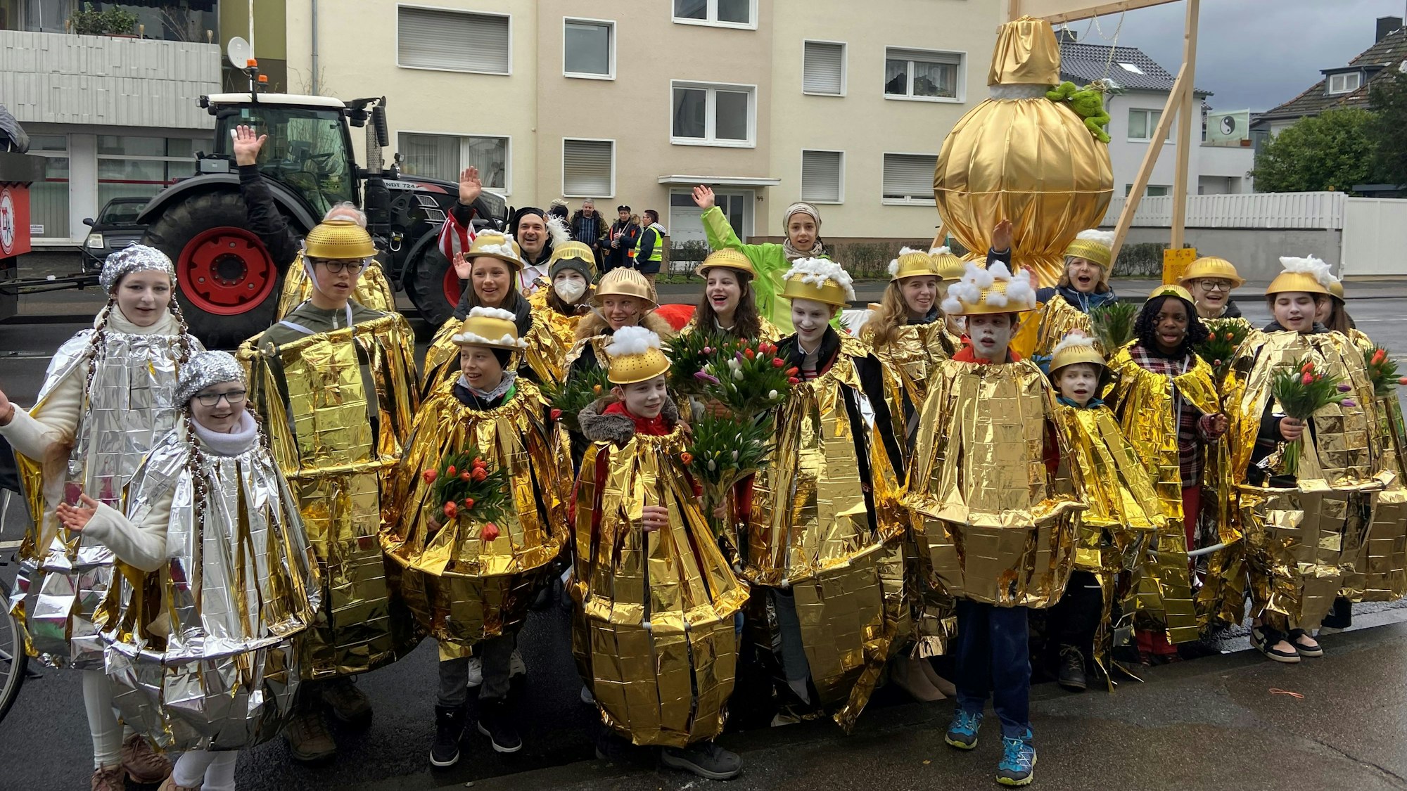 Als goldene Weihrauchfässchen kostümiert machten die Ministranten der Porzer Gemeinde mächtig Dampf und heizten der Kirche und der Welt ein.
