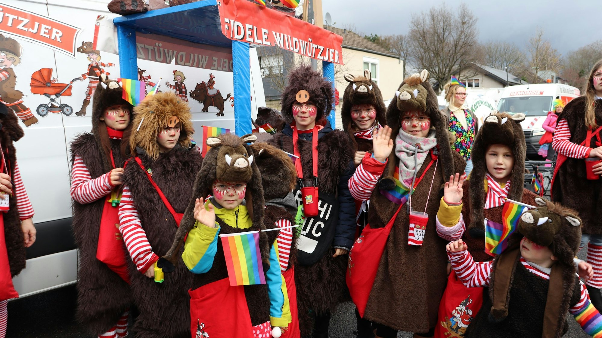 Der Dünnwalder Zug ist ist einer der größten im Rechtsrheinischen. Die Kinder sind verkleidet. Foto: Uwe Schäfer
