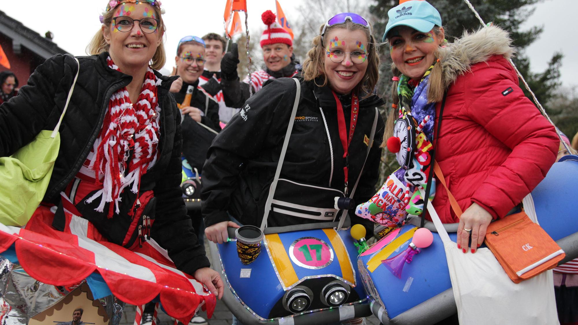 Ist nun Kirmes oder Karneval? Die Gruppe um Martina Heinrich sorgte als Rummelplatz für Aufsehen.