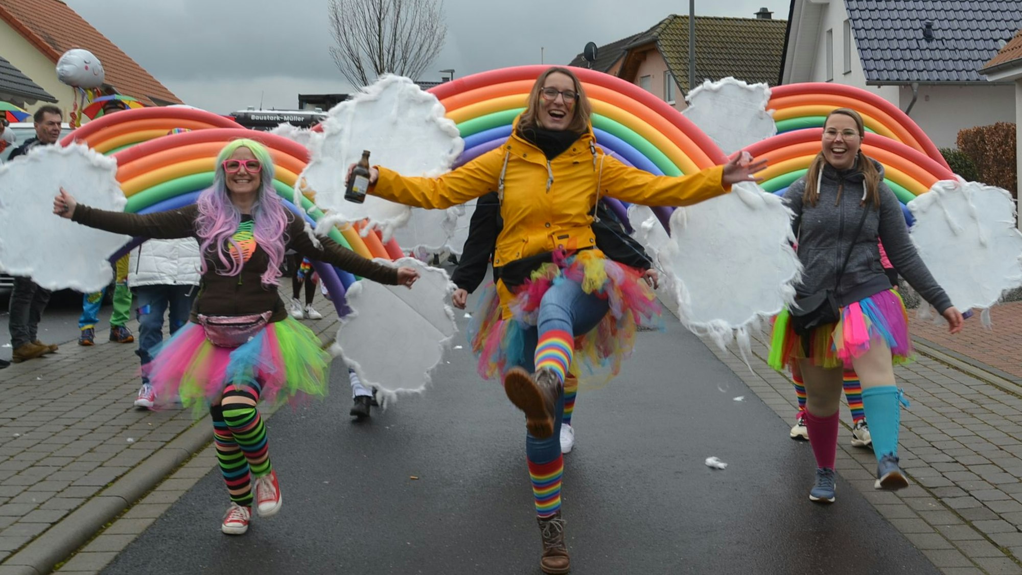 Eine Gruppe aus Floisdorf sorgte unter dem grau verhangenen Himmel als Regenbögen für bunte Farbtupfer im Schwerfener Zoch.