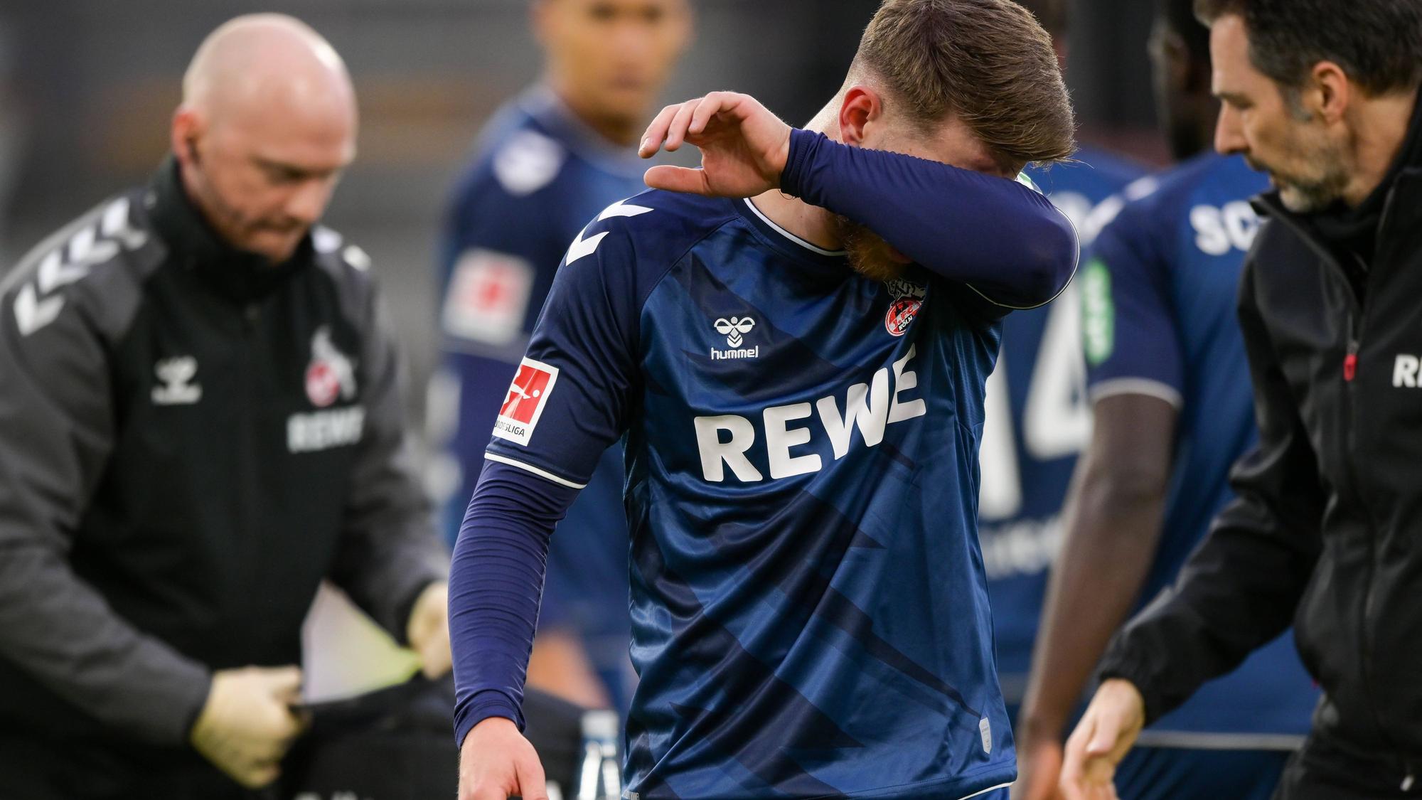 FC-Offensivspieler Jan Thielmann geht verletzt vom Platz. Der U-21-Nationalspieler wischt sich durchs Gesicht, er war in Stuttgart nur eine Viertelstunde zuvor eingewechselt worden.