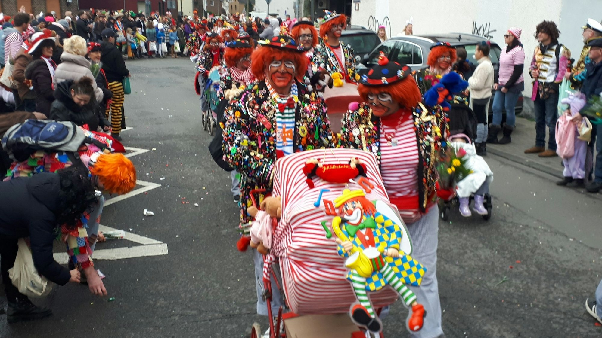 Farbenfroh ging es in Niehl zu. Dort ging erstmals seit 2019 wieder der Zoch.