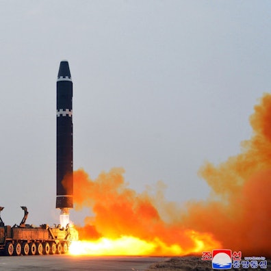 Dieses von der nordkoreanischen Regierung zur Verfügung gestellte Bild zeigt den Start einer ballistischen Interkontinentalrakete (ICBM) vom Typ "Marskanone 15" auf dem internationalen Flughafen von Pjöngjang.