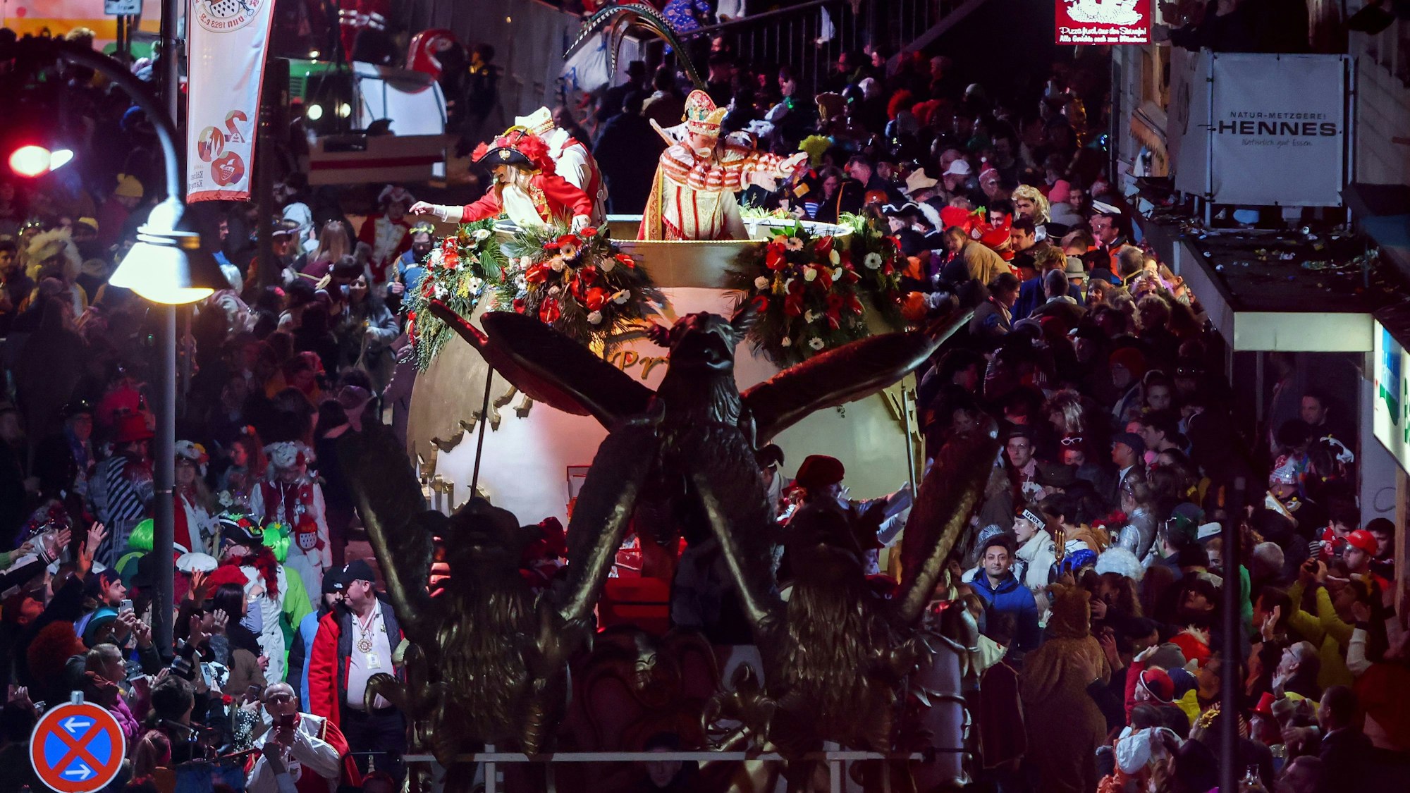 Prinz Boris I. kommt mit seinem Wagen an der Sebverinstorburg an und wird von vielen Menschen empfangen.