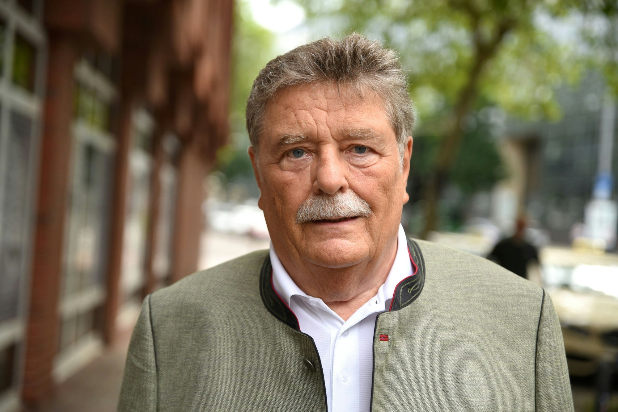 Fritz Schramma schaut in die Kamera.