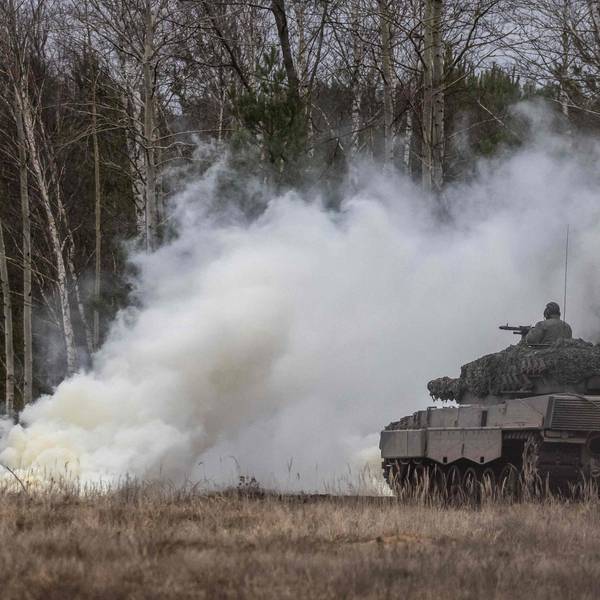Polnische und ukrainische Soldaten trainieren mit Leopard-Panzern.
