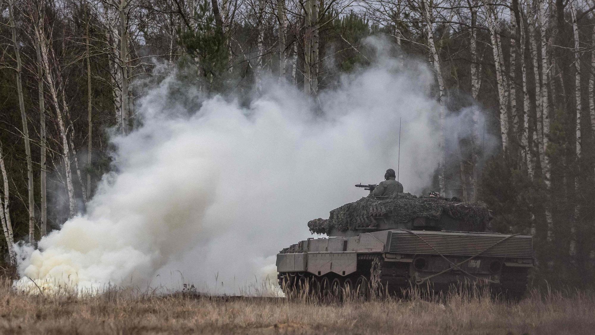 Polnische und ukrainische Soldaten trainieren mit Leopard-Panzern.