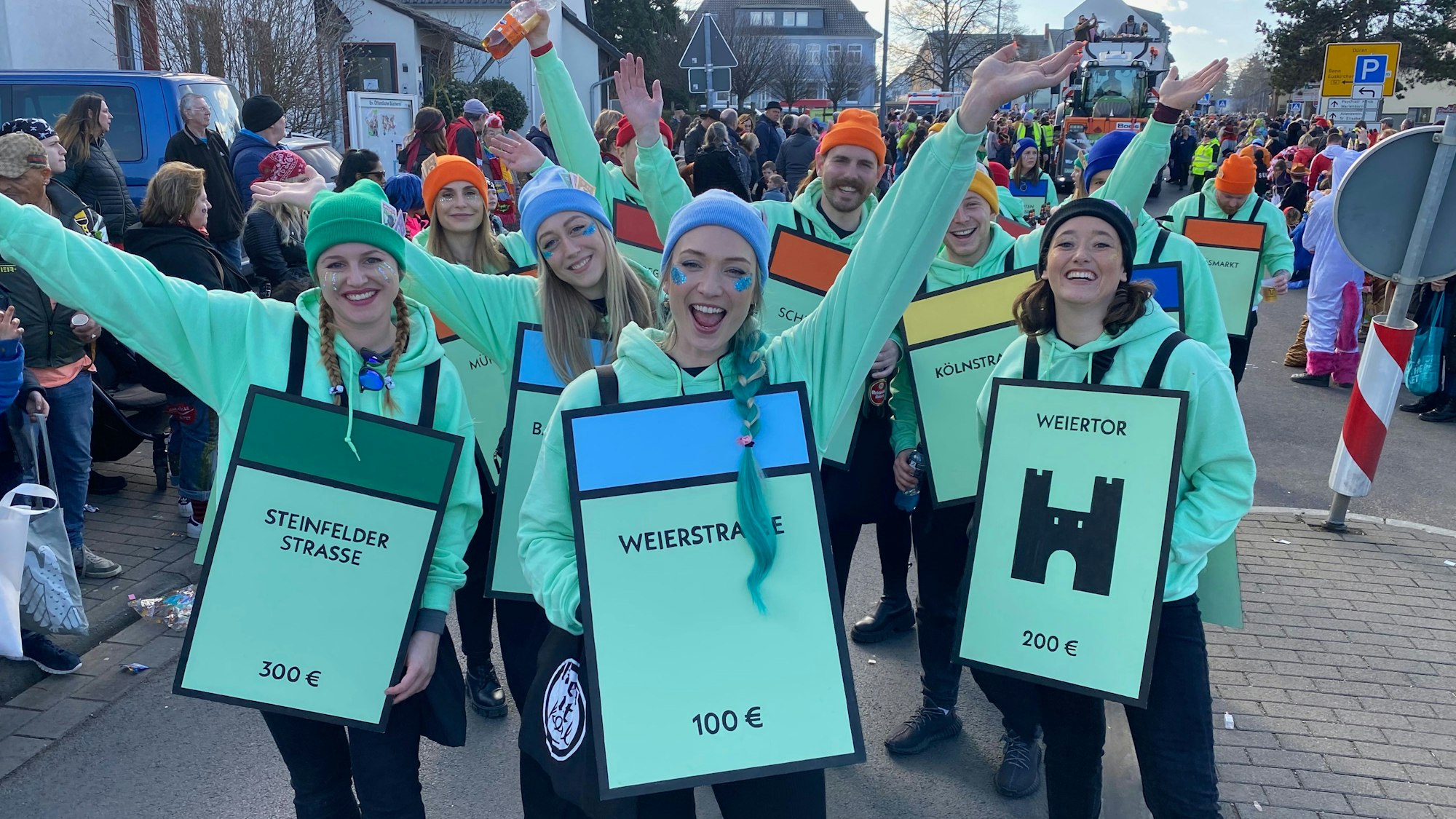 Viel zu teuer: Die jungen Leute der Zölleche Köpp gingen als Monopoly-Spielkarten und verteilten damit Seitenhiebe auf die gepfefferten Immobilienpreise im Römerstädtchen.