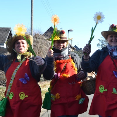 Stimmungsvoll und naturverbunden sorgten die Hausweiler Gärtnerinnen beim Rosenmontagszug für gute Laune.