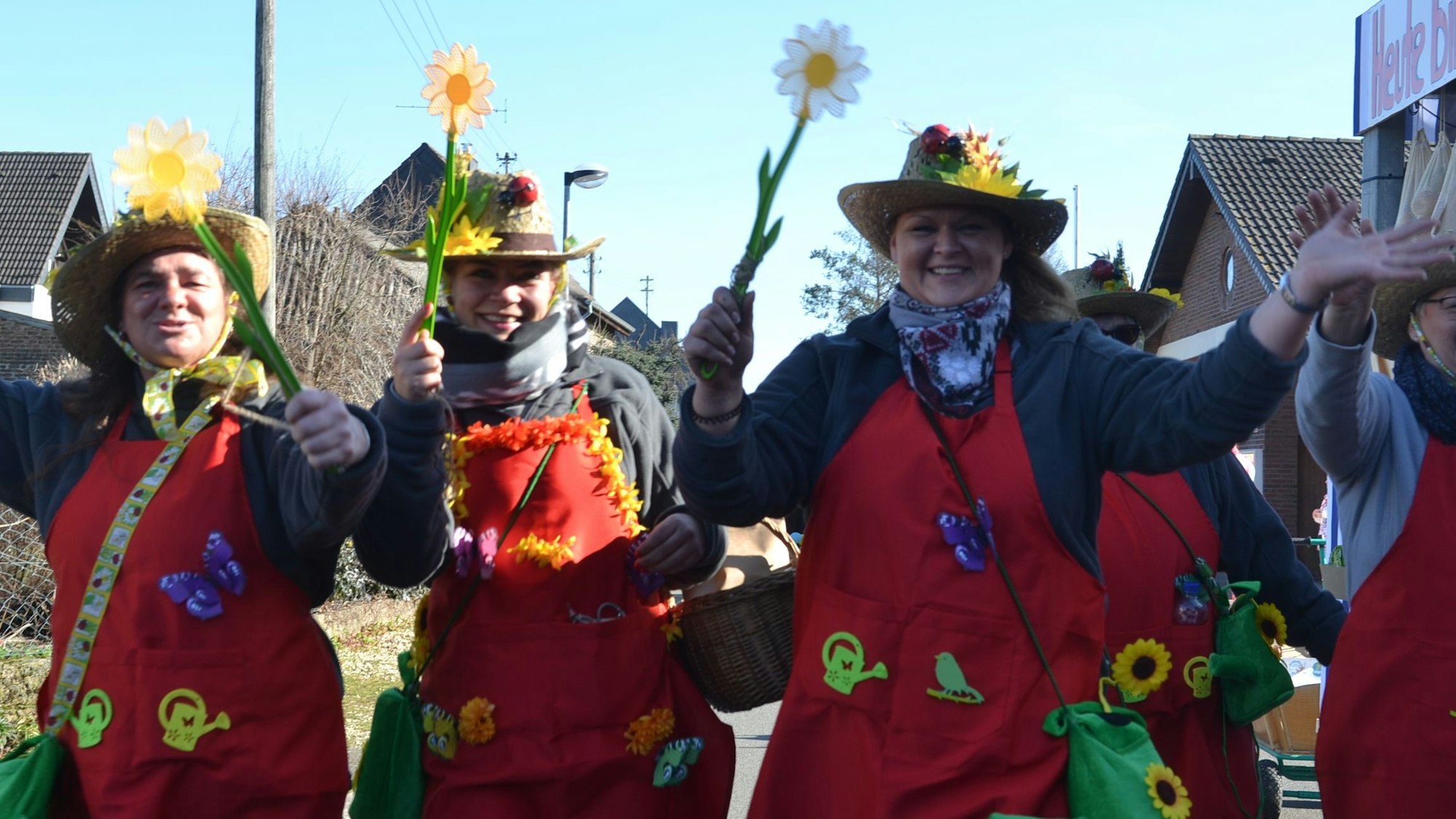 Stimmungsvoll und naturverbunden sorgten die Hausweiler Gärtnerinnen beim Rosenmontagszug für gute Laune.