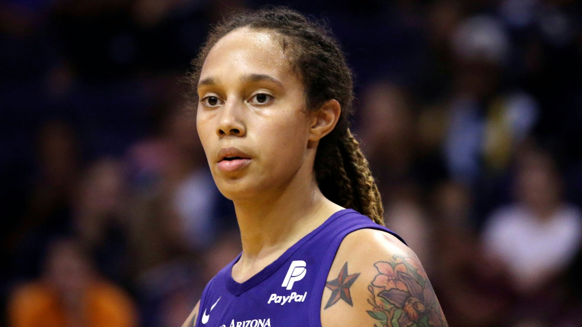 Brittney Griner, Spielerin von Phoenix Mercury hält während der zweiten Halbzeit eines WNBA-Basketballspiels gegen Seattle Storm auf dem Spielfeld inne. (Archivbild)