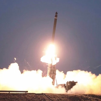 Dieses Standbild aus einem von Nordkoreas KRT ausgestrahlten Video zeigt, wie eine ballistische Rakete von einem ungenannten Ort in Nordkorea gestartet wird.