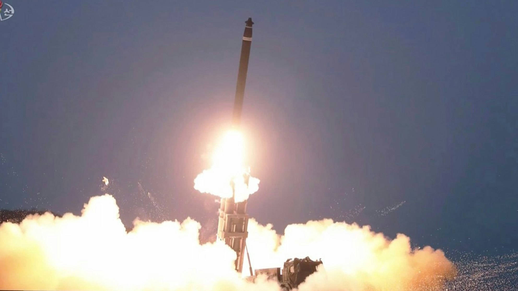 Dieses Standbild aus einem von Nordkoreas KRT ausgestrahlten Video zeigt, wie eine ballistische Rakete von einem ungenannten Ort in Nordkorea gestartet wird.