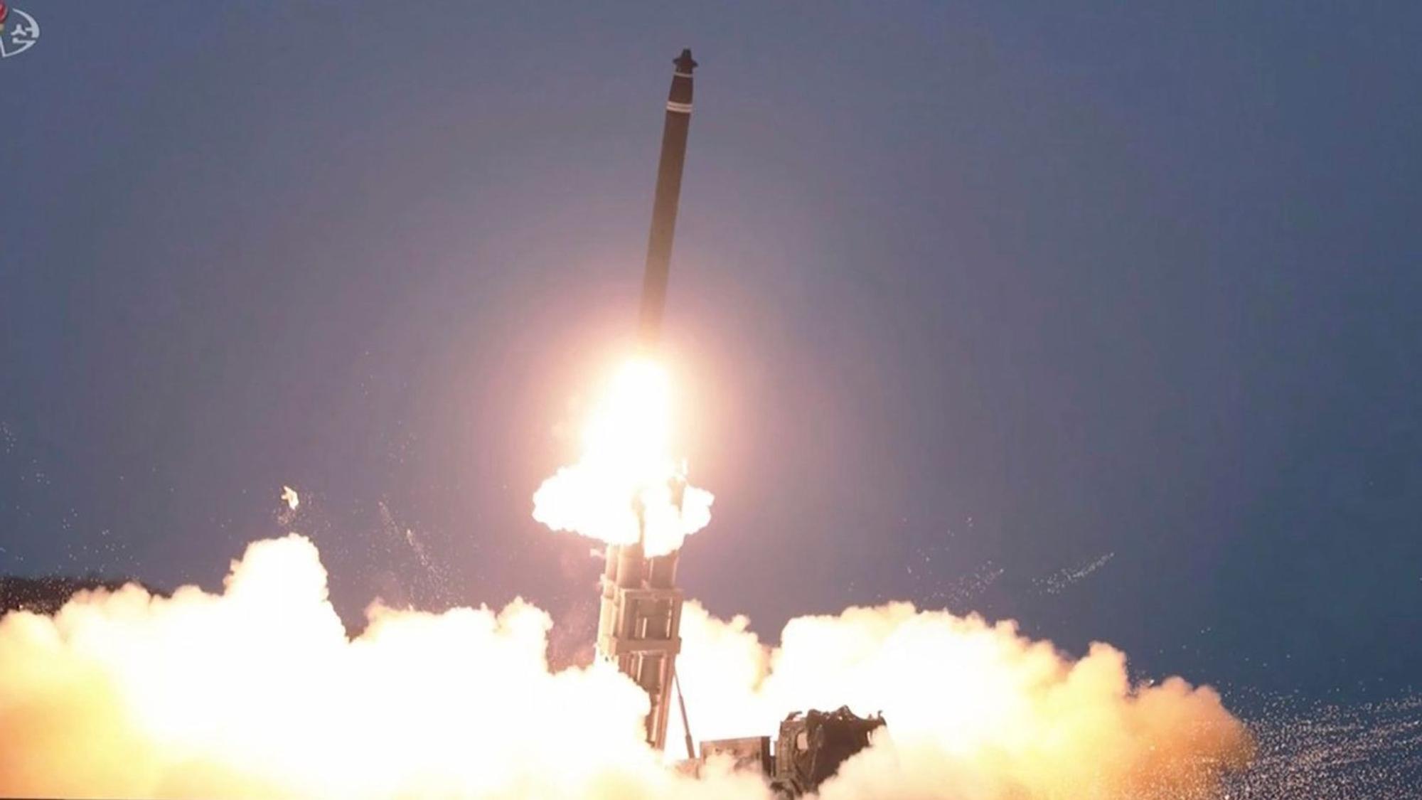 Dieses Standbild aus einem von Nordkoreas KRT ausgestrahlten Video zeigt, wie eine ballistische Rakete von einem ungenannten Ort in Nordkorea gestartet wird.
