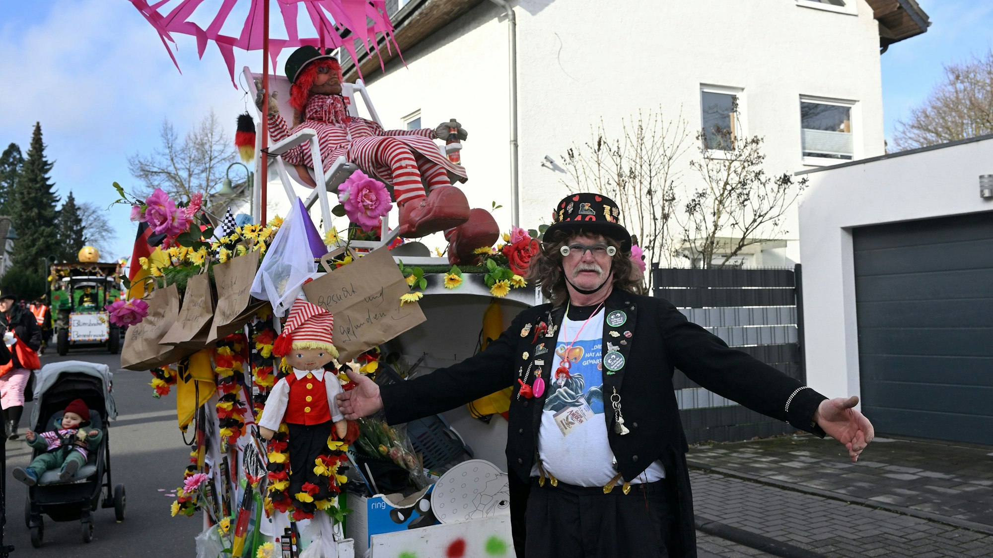 Nach 40 Jahren im Zoch entspannte sich eine Puppe auf dem Bagagewagen der Gruppe „Gesucht & Gefunden“.