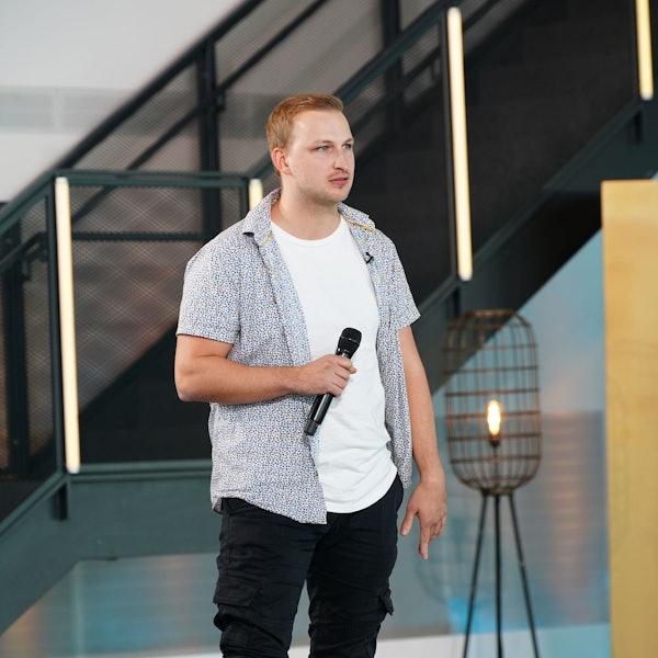 Das Foto zeigt Nachwuchssänger David Leischik aus Hürth. Er hat es bei DSDS unter die letzten 40 geschafft.