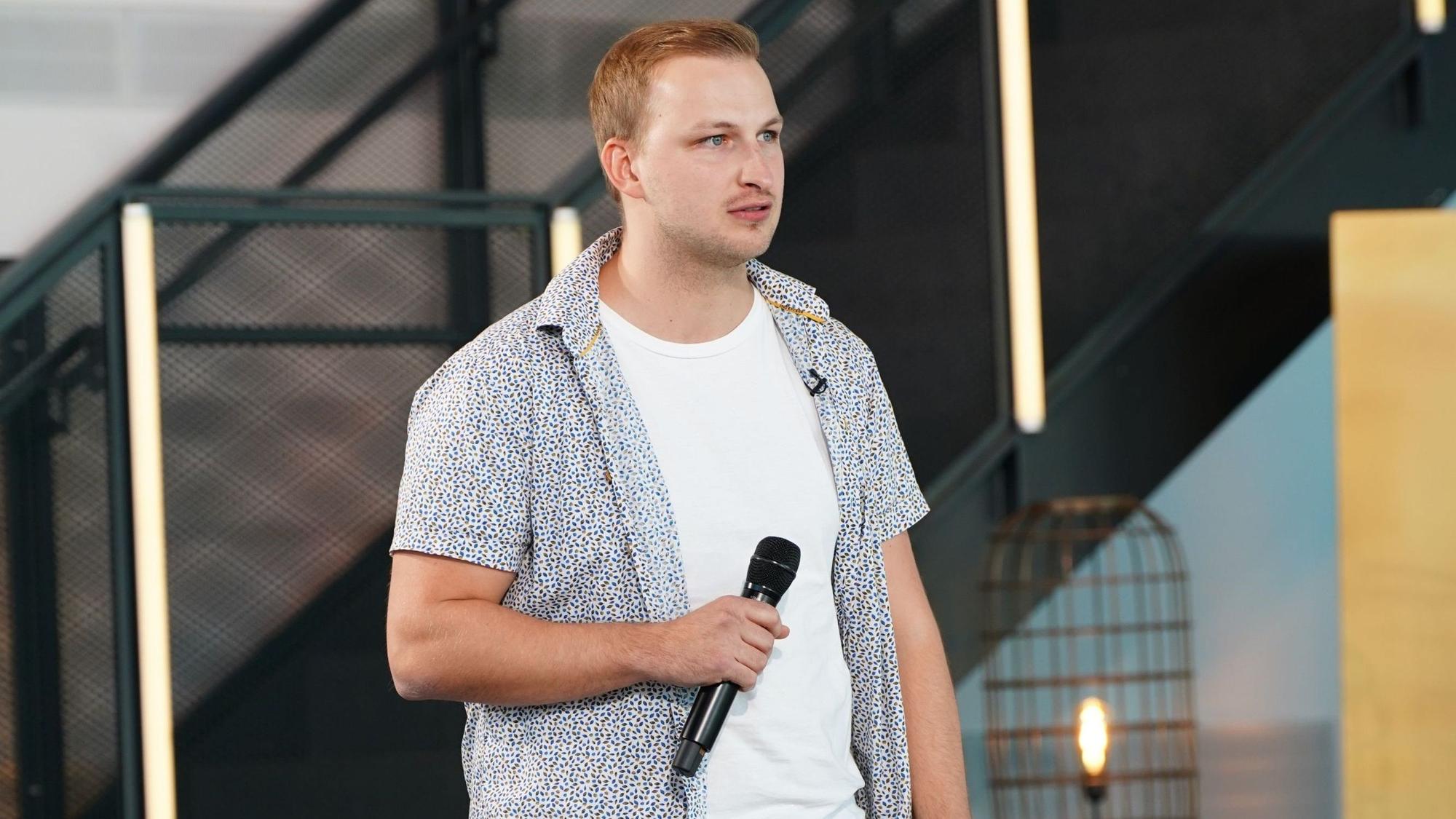 Das Foto zeigt Nachwuchssänger David Leischik aus Hürth. Er hat es bei DSDS unter die letzten 40 geschafft.