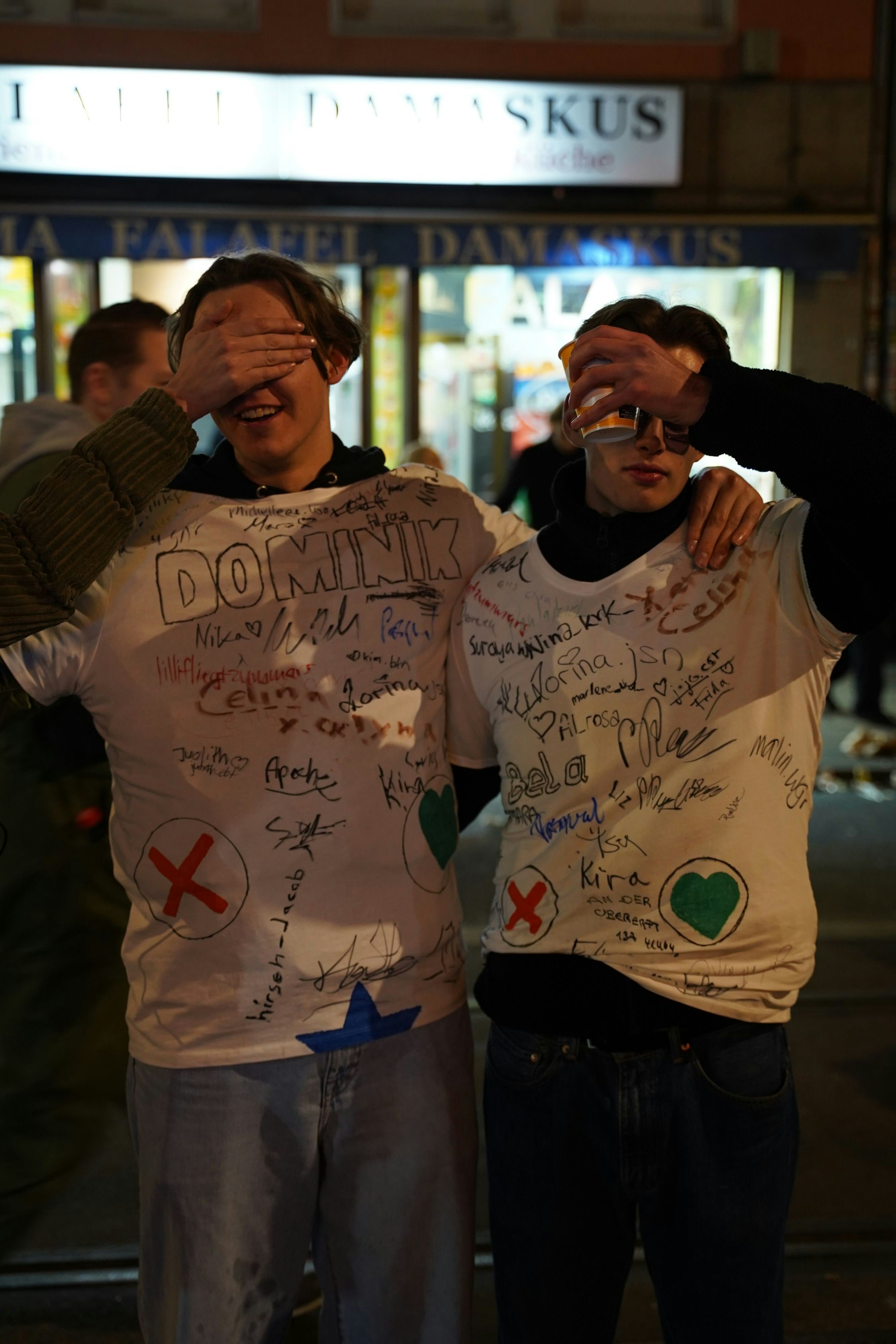 Dominik (21, l.) und Bela haben sich als Dating-App Tinder verkleidet.