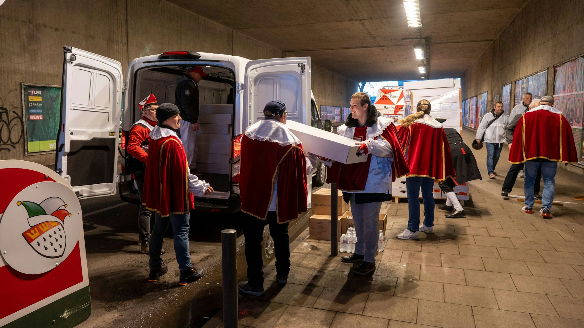 Ehrenamtliche Helfer packen Strüßjer in ein Auto.