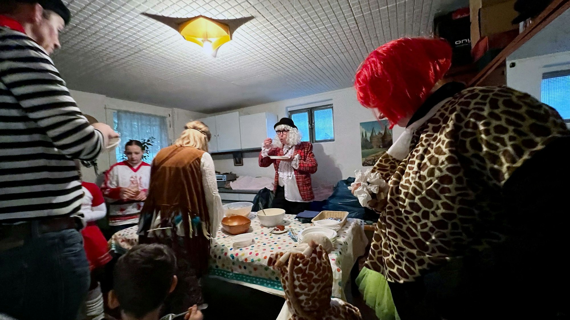 Kleine Stärkung im Partykeller ist nach dem Zoch in Wahn angesagt.