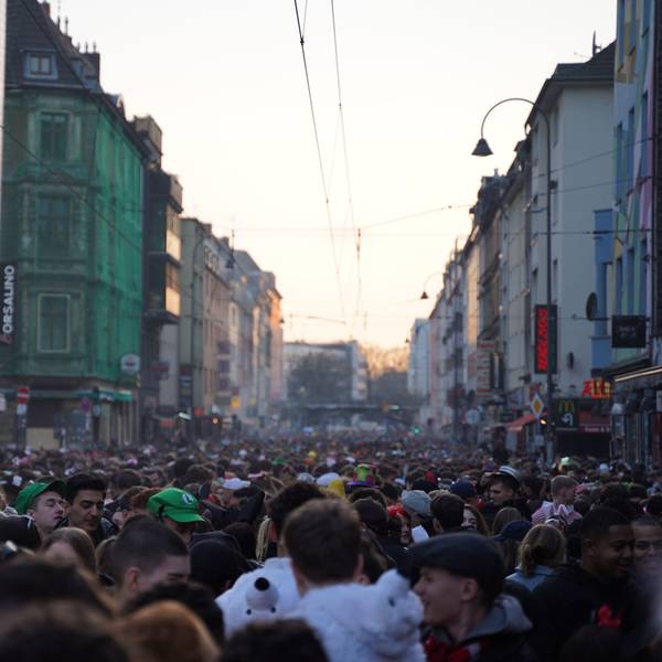 Waren Ordner ohne jede Qualifikation und Prüfung jahrelang für die Menschenmassen an Karneval verantwortlich?